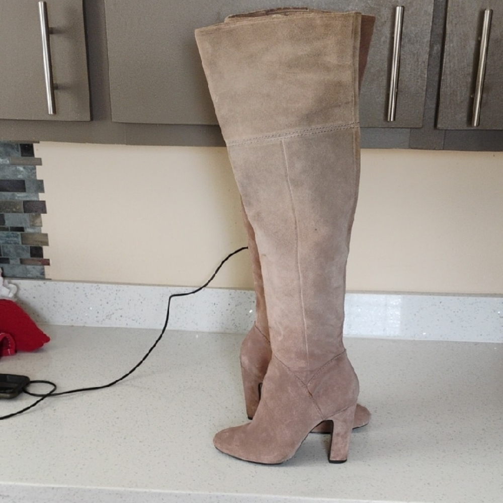 Women's Tan Sued e Knee-High        .     Women size   6Boots